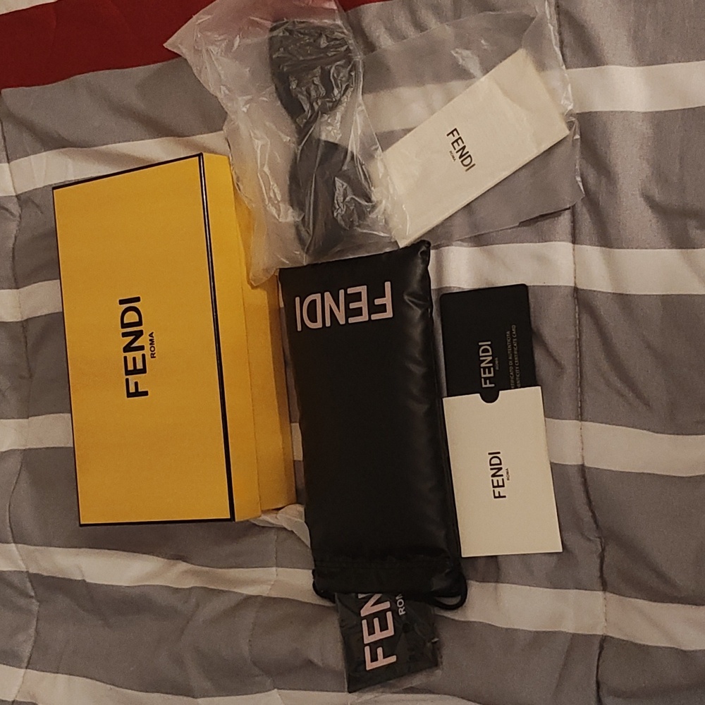 Fendi Sunglasses - Picture 4 of 4